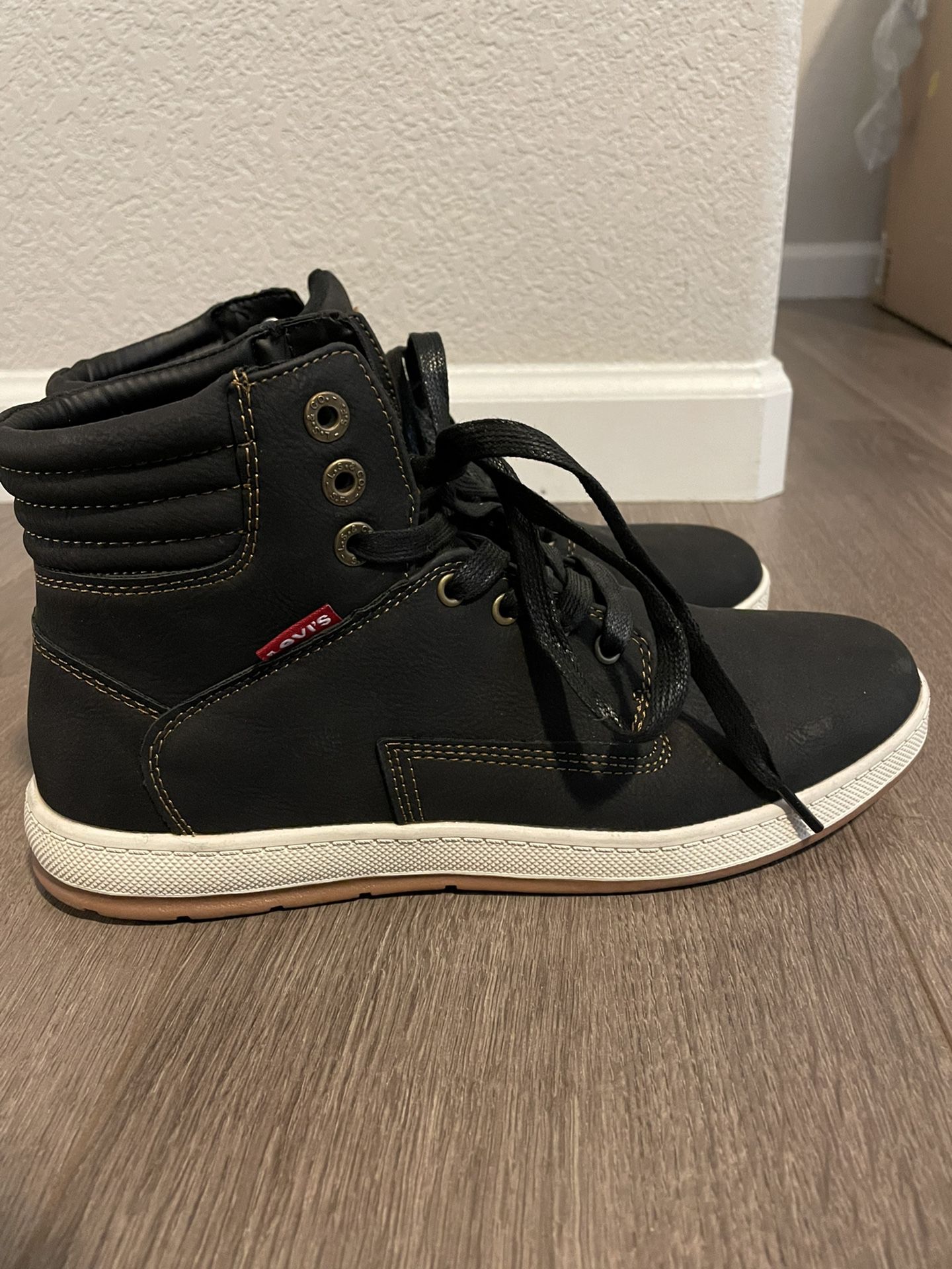 Mens Levi High-Top Size 9 (New)