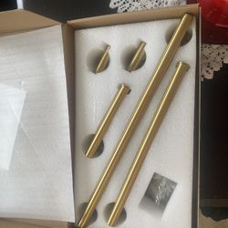 - $$40- (no less)-(Brand New) paid $65-Golden colored Towel hooks-   Pick up is in Yakima-near fred meyers- **************************** - (Nuevecito)