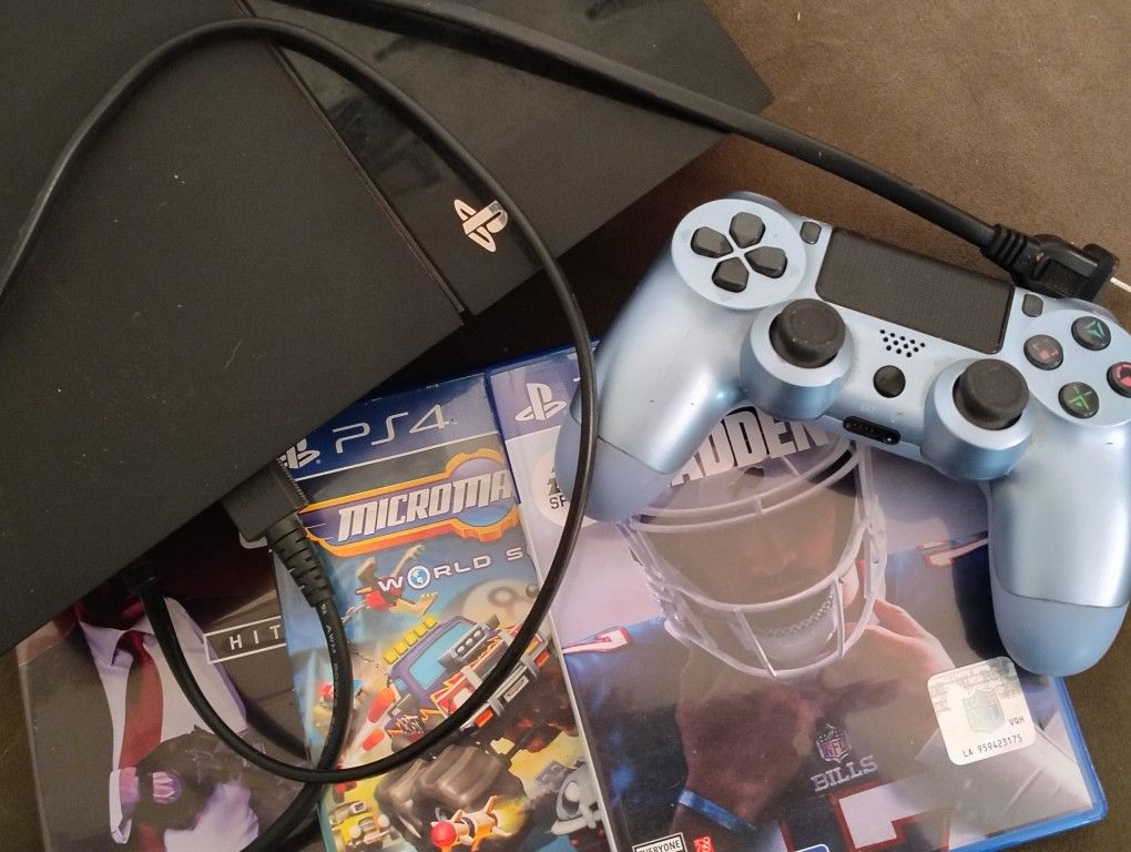 PlayStation 4 an 12 Games With 2 Wireless Controllers