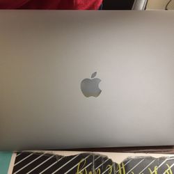 MacBook Pro 13.3” 2018 8 GB Touch Bar Excellent Condition