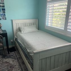 2 twin beds, mattress +bed box 