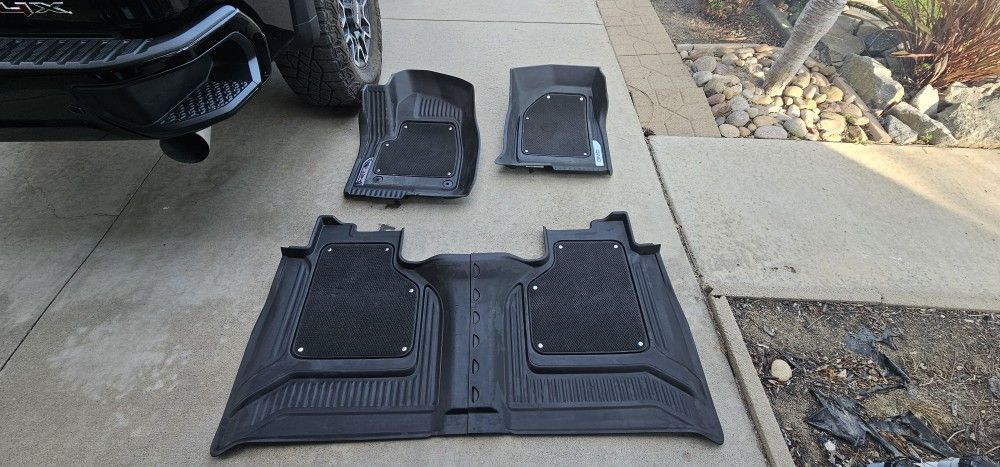 2024 SIERRA 2500HD FLOOR MATS W/ REMOVABLE CARPET INSERTS