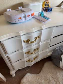 ✨ Vintage White Dresser – Quick Sale! ✨