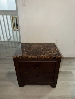 Mesita de noche de madera con 2 gavetas