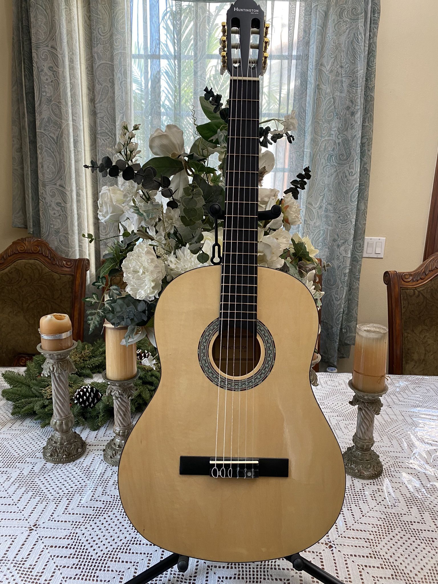 Huntington acoustic guitar deals