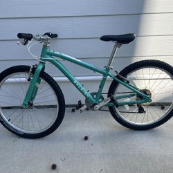 Girls 24” Bicycle. Raleigh Alysa 24. 