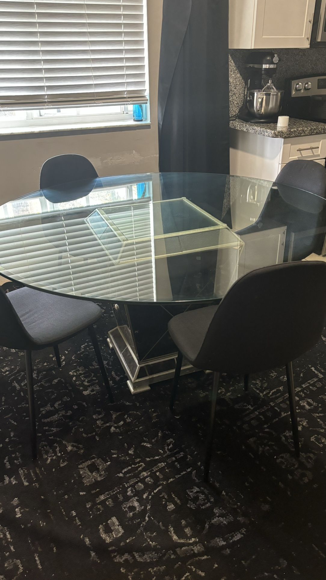 Dining Room Set! Chairs and rug included