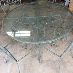 Metal table w/4 chairs and glass top