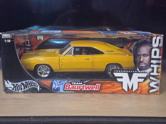 Hotwheels 1:18 funkmaster flex die-cast car