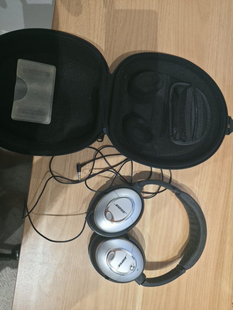 Bose QuietComfort 15 Wired Noise-Cancelling Headphones – Good Condition w/ Case