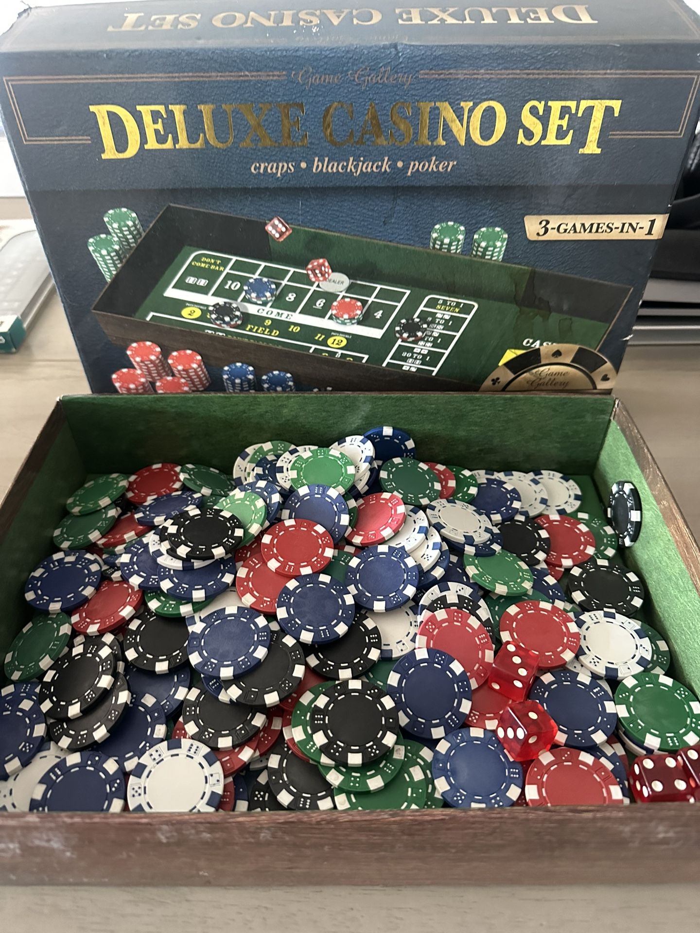 Full poker Set Of Chips. 200-250+. Texas Holdem.