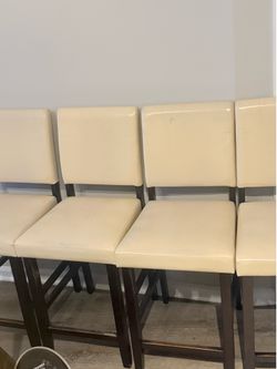 6 piece cream leather chairs (4) barstool chairs and (2) regular dining chairs in great condition.