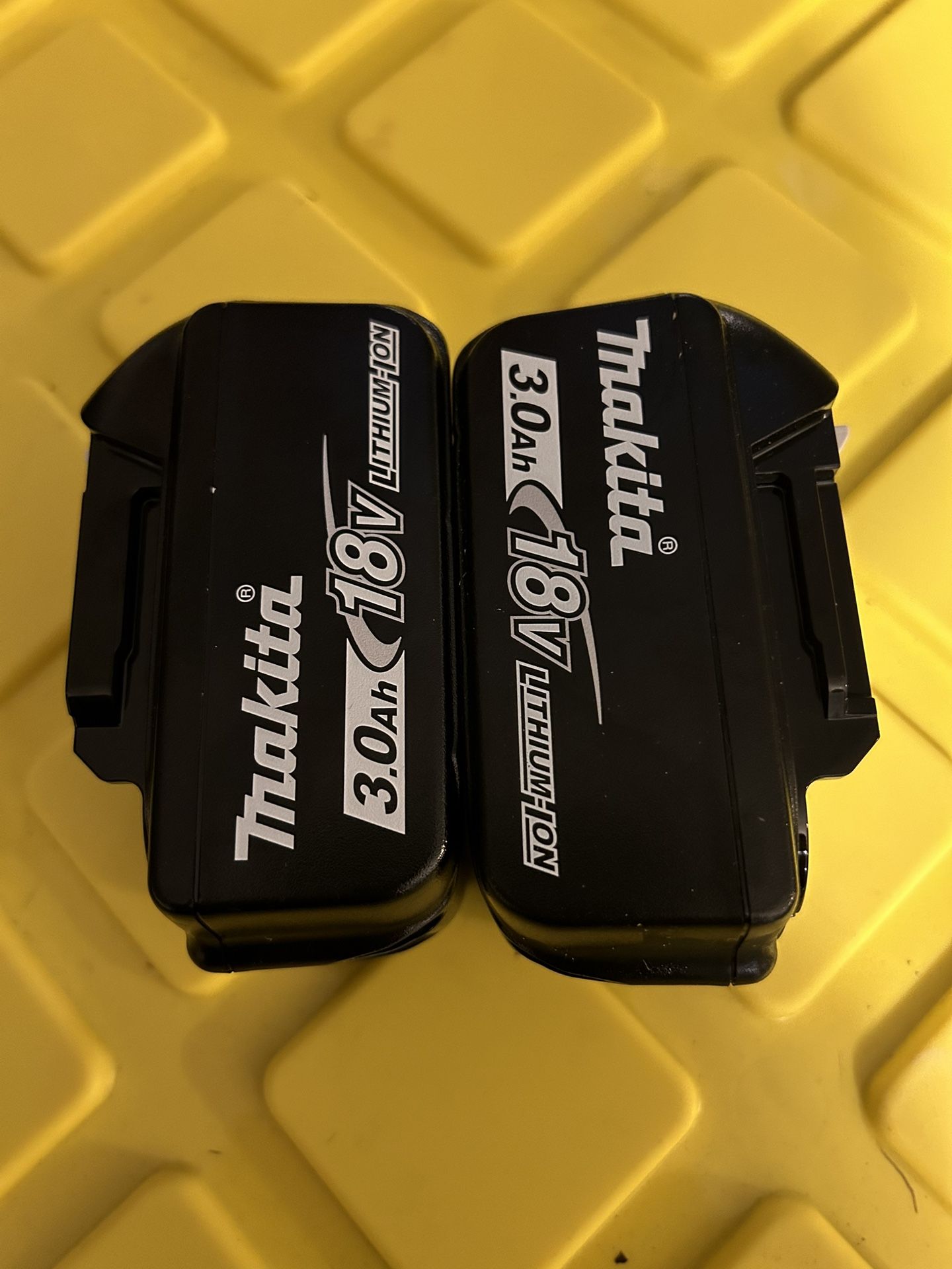 2 batteries makita 3.0ah