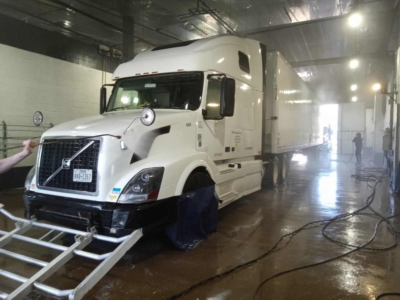 Volvo Vnl 670. D13. Manual Transmission 10 speed. 736866 Miles.