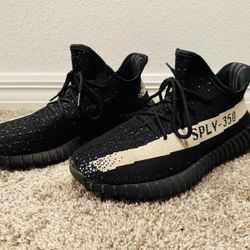 Adidas Yeezy 9.5 Men (ALMOST NEW)