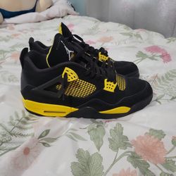 Jordan 4 Retro
Thunder (2023) Size 13