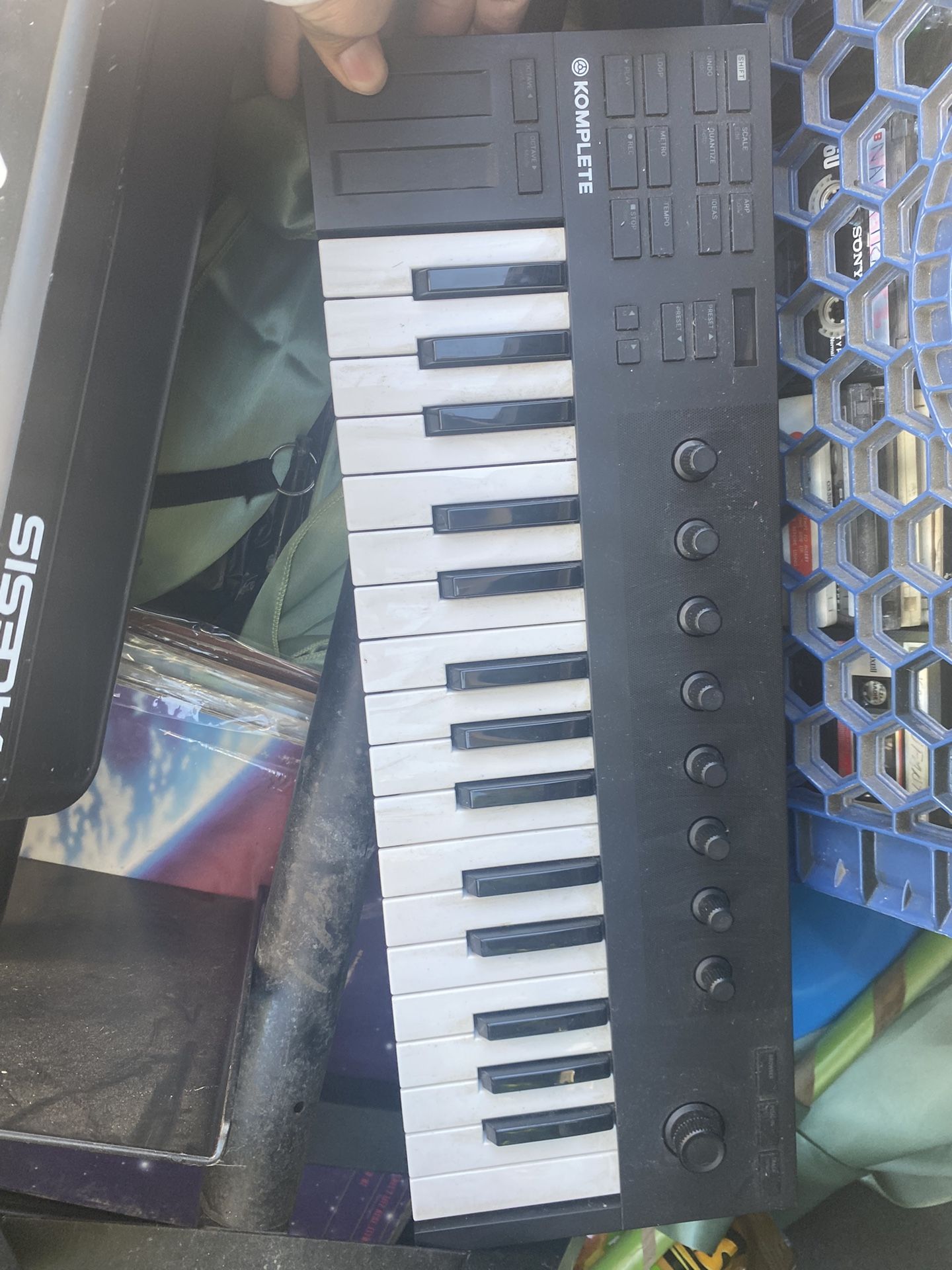 Native Instruments KOMPLETE KONTROL M32 Compact Keyboard Controller