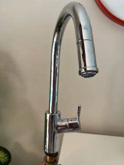 Pila d agua. Llave de agua. Grifo de cocina