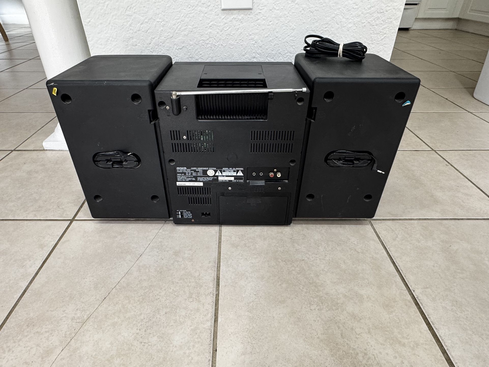 Aiwa CA-DW50O Carry Component System. The box for CD sometimes open .