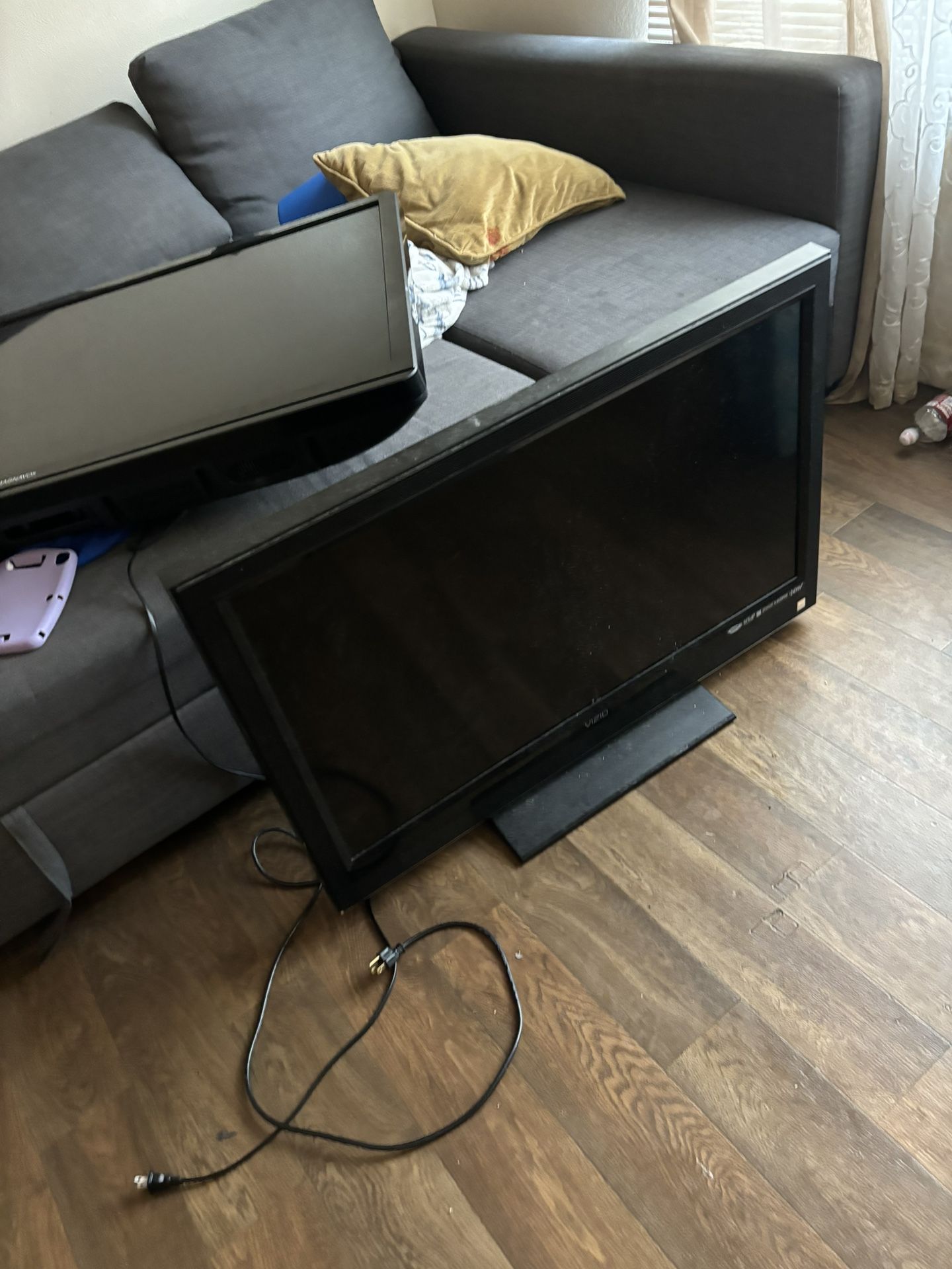 $60 - 2 TVS