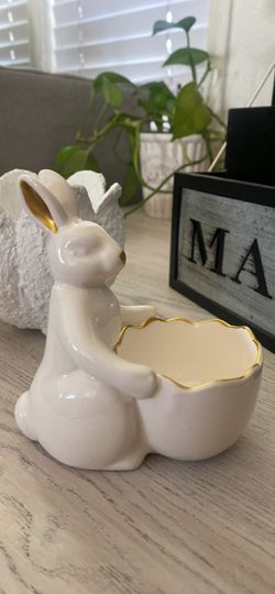 Yankee Candle Easter  Bunny with Egg Tea Light Candle Holder Ivory Gold