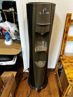 Water dispenser and 4 jugs