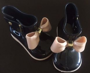Little girls rain boots sizes available41/2,5,6,7,8.
