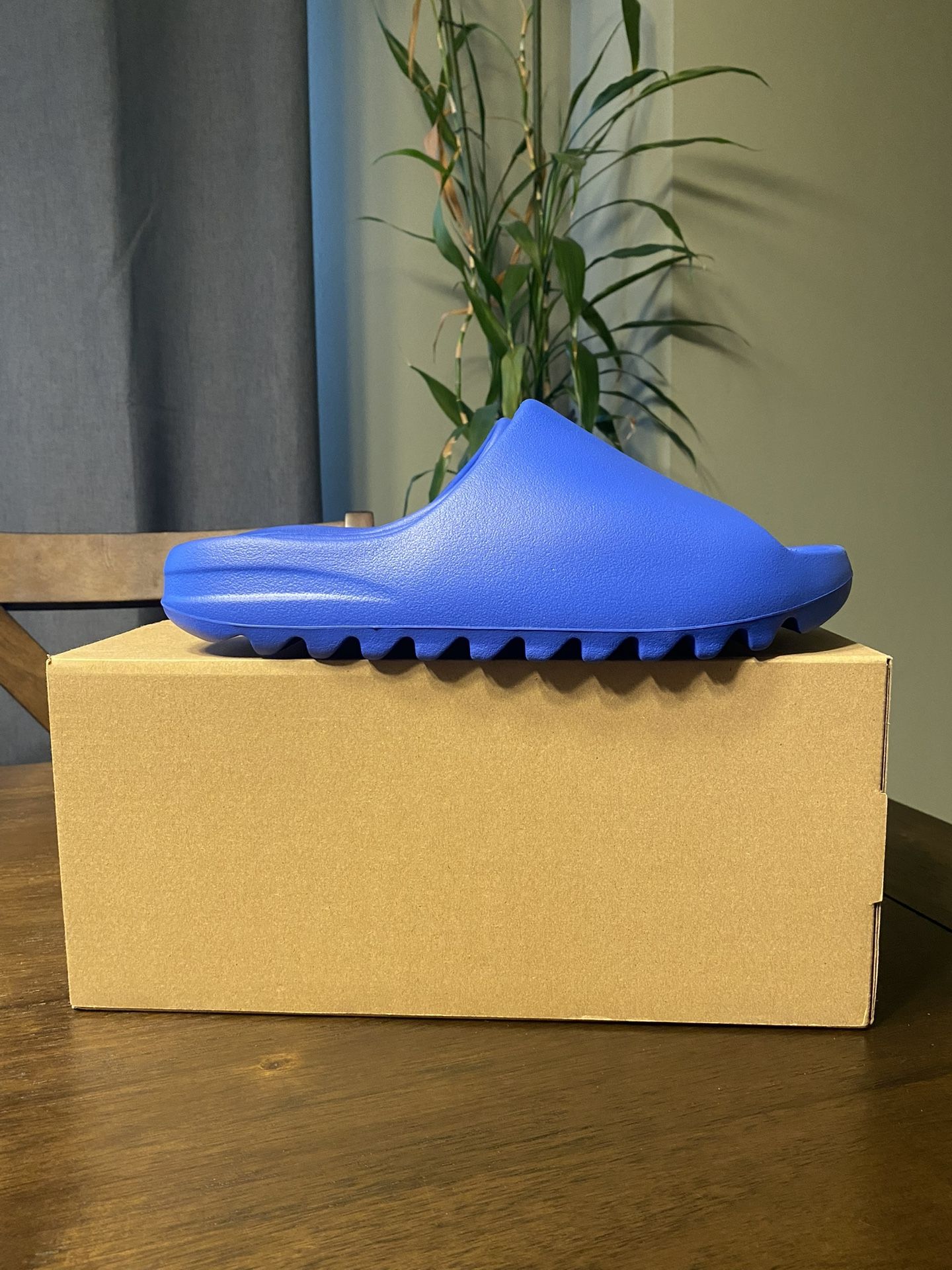 Yeezy Slide Azure Size 5M 8M,