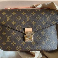 LV Pochette Metis