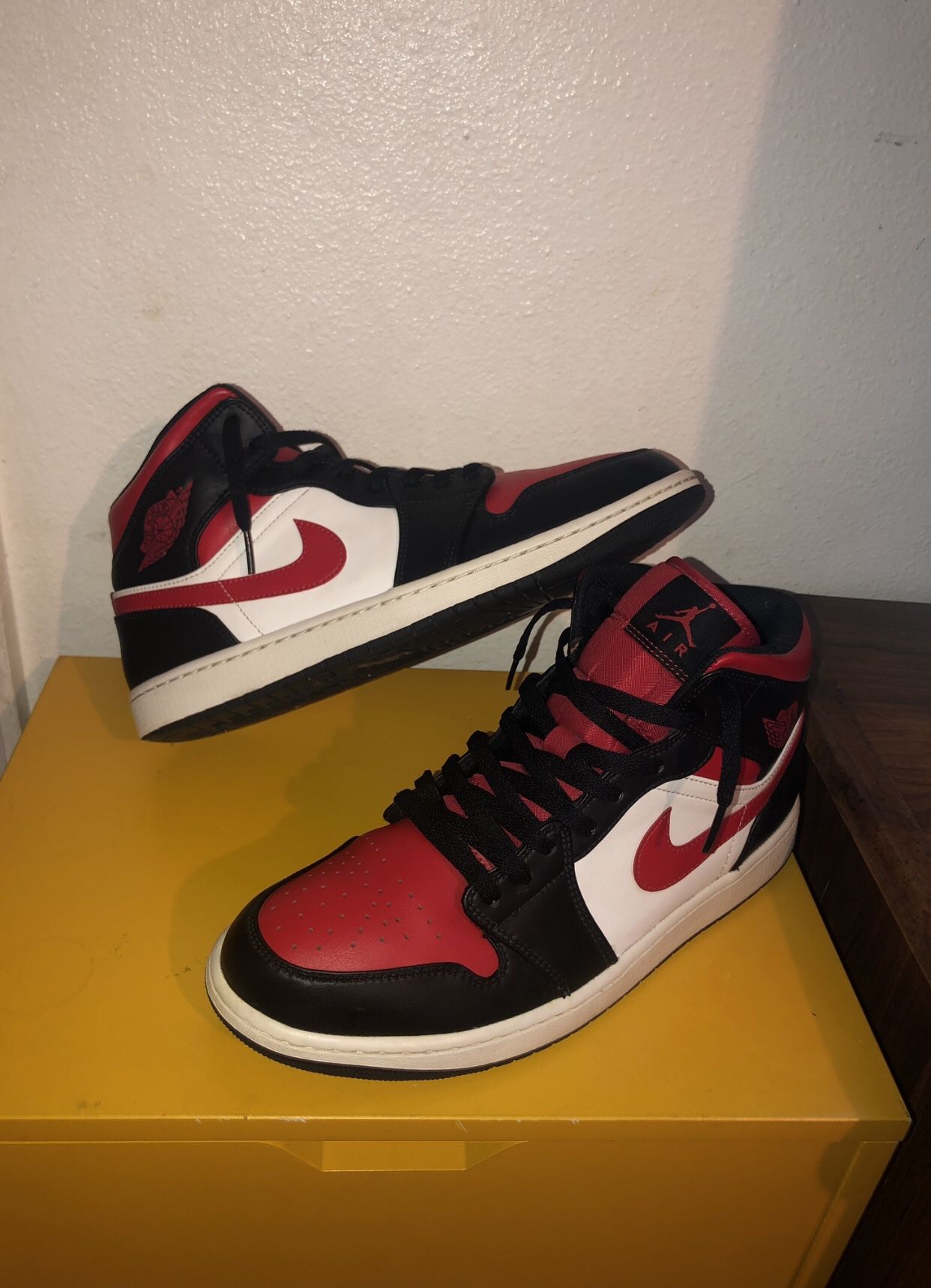 Jordan 1 Mid Bred Toe