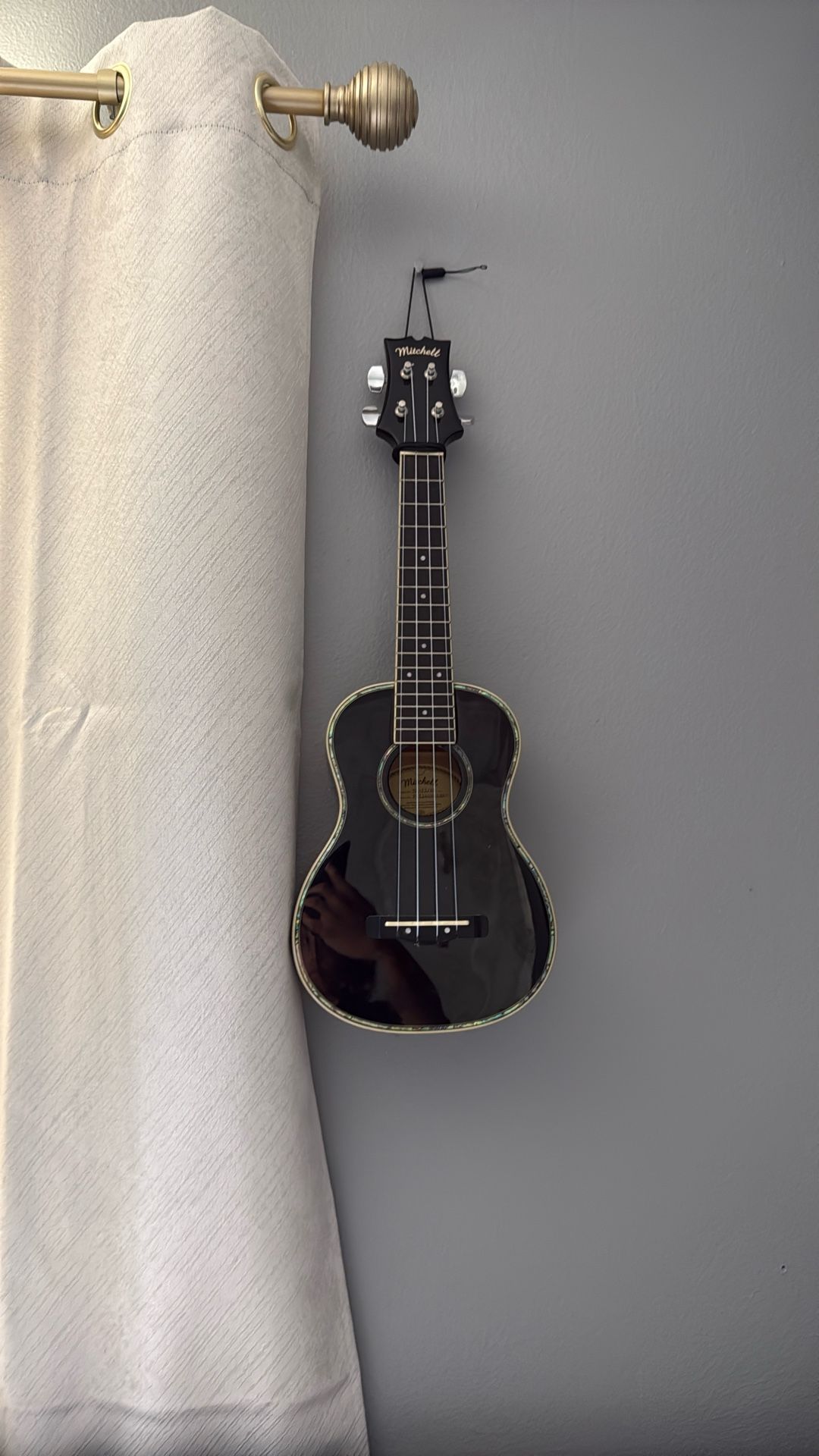 black ukulele mitchel