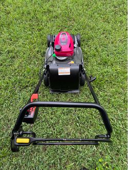 HONDA HRX-217 /200cc  LAWNMOWER IS SELF PROPELLED. TWIN BLADE . XENOY DECK NEVER GER RUST, DENT or CORRODE Incredibly strong.. . . working perfectly ,
