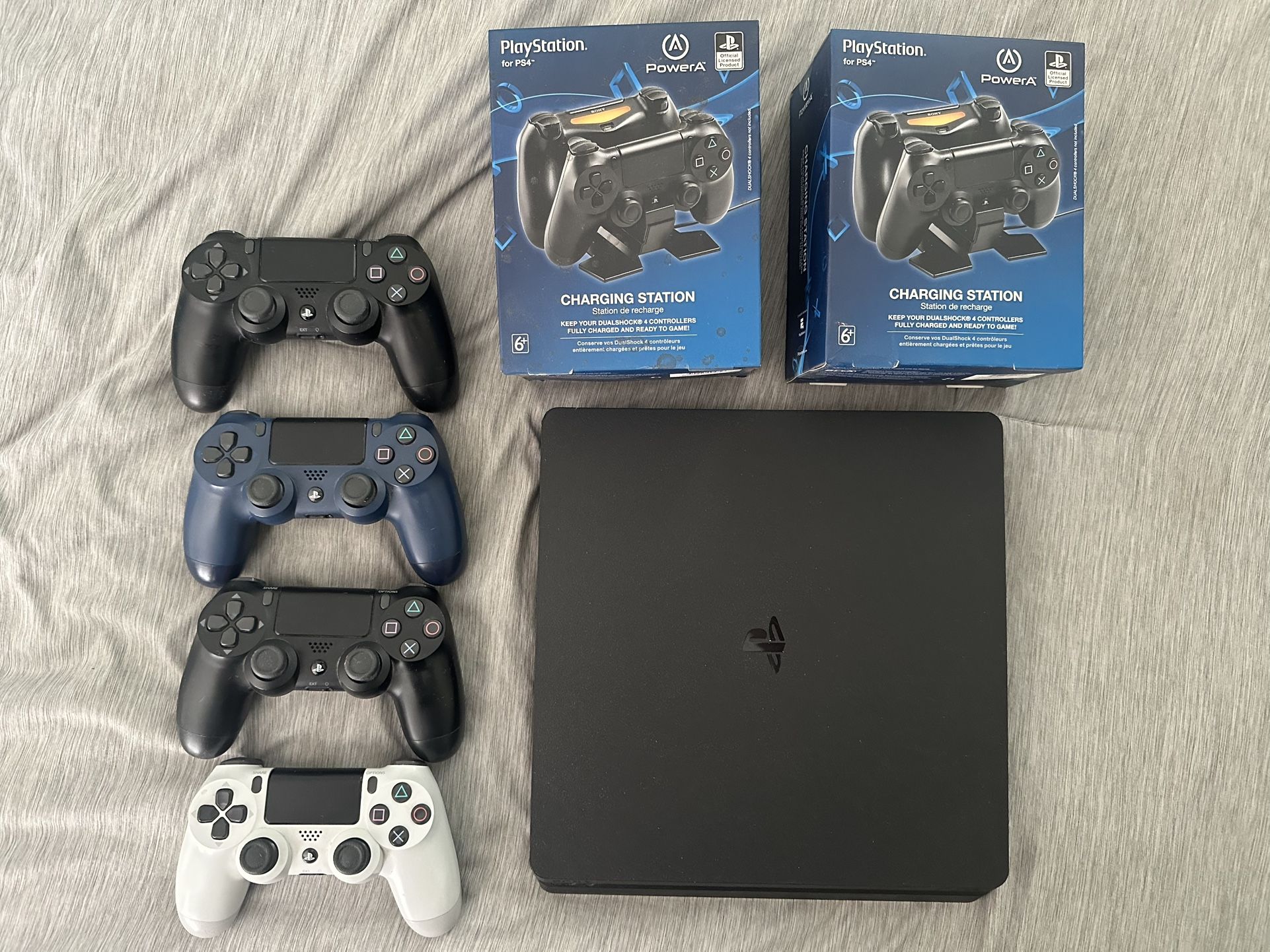 PS4 Slim - 4 Controllers - 2 Charging Docks