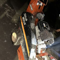 Ditch Witch pipeline excavation machine, excellent condition, 2005 model, working very well