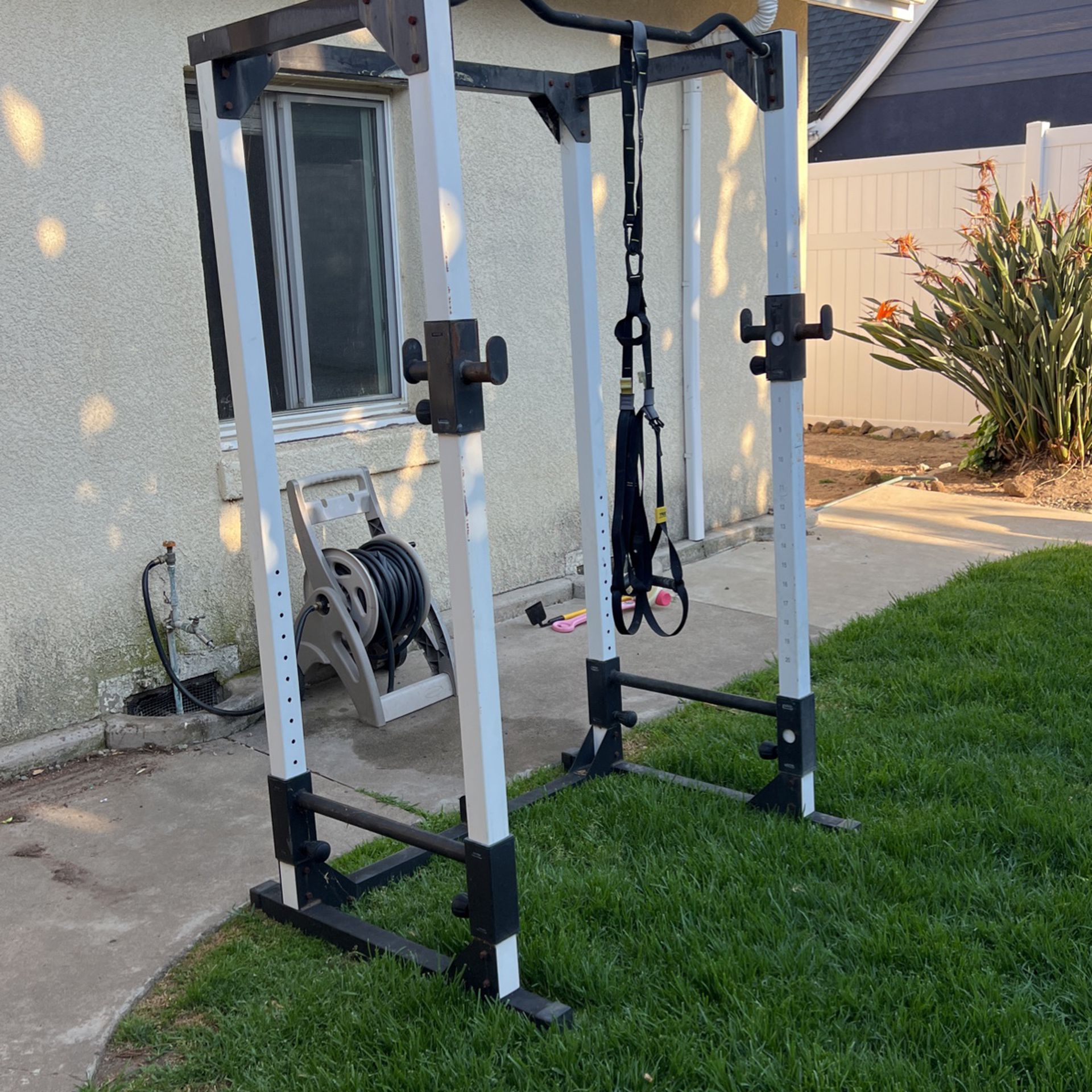 Squat Rack With Pull Up/Chin Up Bar And Safety Squat Pins