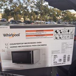 Whirlpool 1.1-cu ft 900-Watt Sensor Countertop Microwave (Silver)