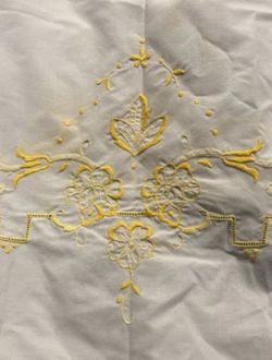 Vtg Scalloped Embroidered Yellow & Wht Lg Tablecloth 68x118”+ 6-16”x16” Napkins