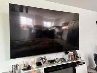 “85” Samsung TV FOR PARTS – powers on – screen damaged”