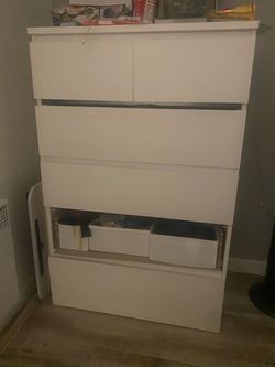 6-Drawer white Dresser – Needs Minor Repair – Pickup Only