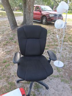 NICE  ADJUSTABLE OFFICE CHAIR