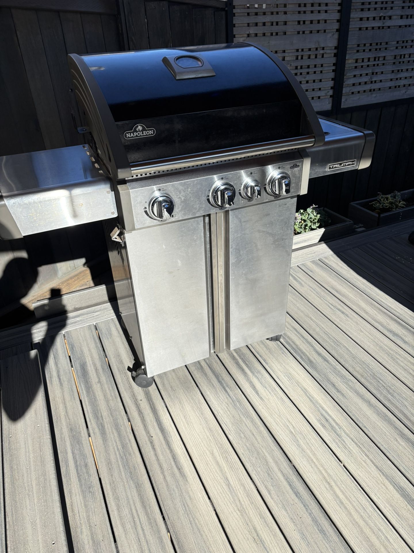 BARBECUE NAPOLEON TRIUMPH 410 NATURAL GAS
