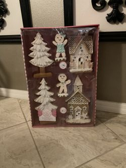 NIB PEPPERMINT SQUARE LIGHT UP GINGERBREAD VILLAGE