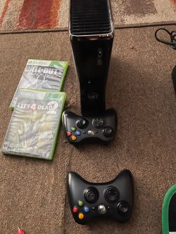 Xbox 360 S + 2 controllers + 2 dance maps + 2 games + cords