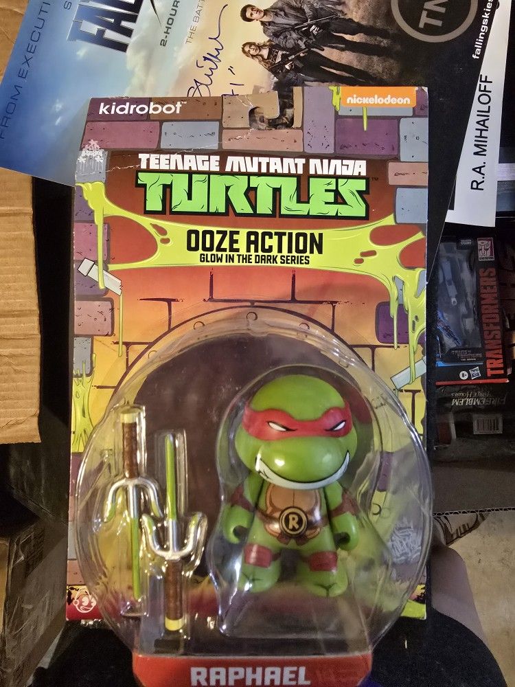 TMNT Ooze Action Glow In The Dark Series Raphael