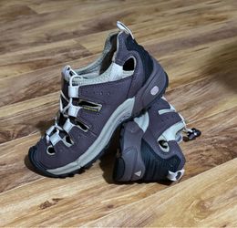 KEEN Butte Women’s 6 Waterproof Shoe Closed Toe Heel Sandal for Hiking Camping Outdoor Activity