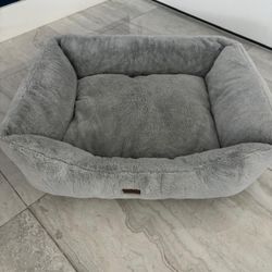 Celebrity Pet brand dog bed 35” x 25” $25