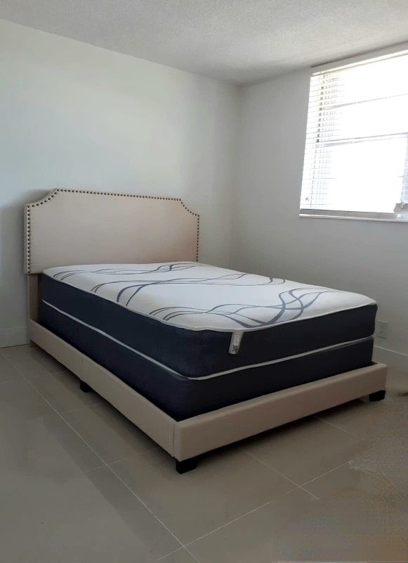 NEW QUEEN SIZE SET. MATTRESS AND BOX SPRING 2pcs