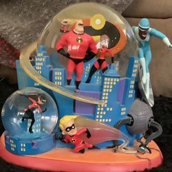 DISNEY THE INCREDIBLES LIGHTED SNOW GLOBE 
