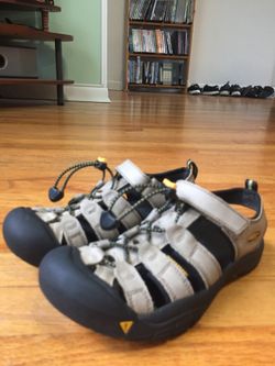 Almost new condition KEEN sandals size 5 men