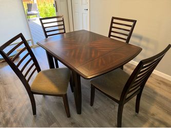 Dining room table set. Excellent condition